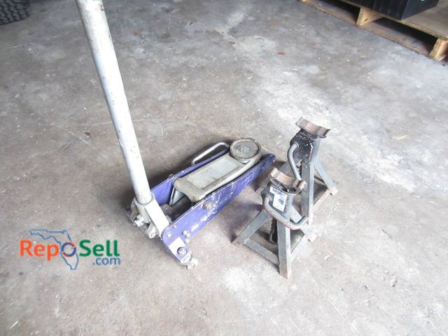 Lot 31-1254 - Heavy Duty Floor Jack With Pair Of Adjustable Steel Jack Stands