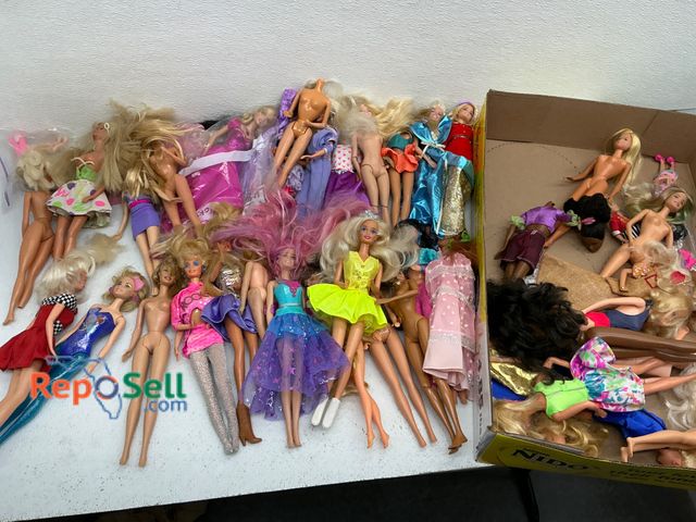Lot 31-1416 - Barbie and fashion dolls, including various models with unique outfits and hairstyles. Some dolls ar...