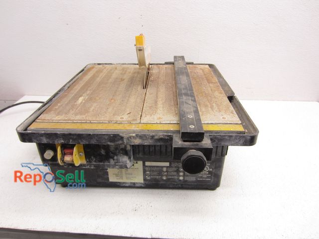 Lot 31-5213 - QEP 7" Portable Tile Saw - Powers On