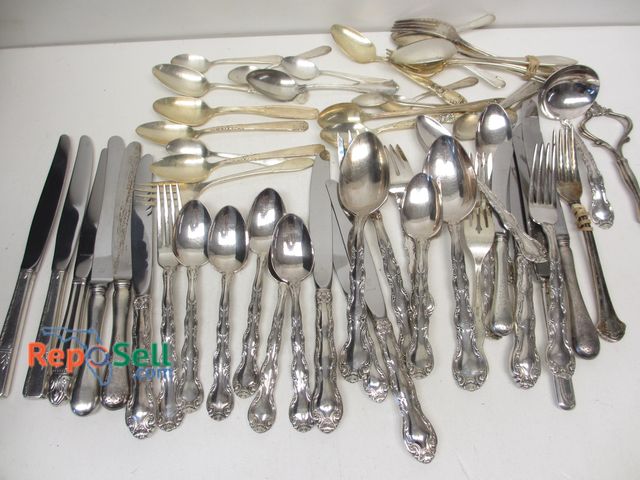 Lot 31-9268 - Lot of Silver Plate Flatware with wood holder