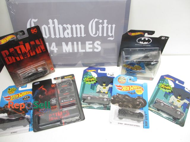Lot 31-6326 - New Batman Collectibles: (6) Hotwheels and (1) Nano Mini 3 pack