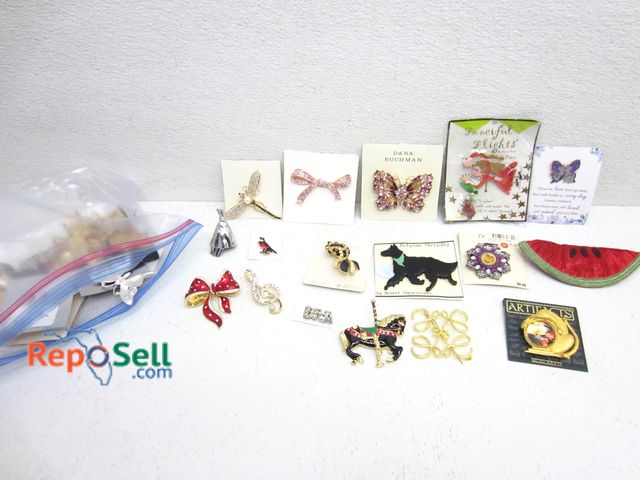 Lot 31-6303 - Lot Of Pins And Brooches