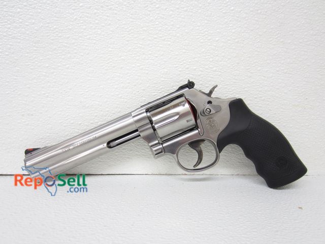 Lot 31-2457 - New Smith &amp; Wesson 686-6 .357 Magnum Revolver with Case. 6-Shot Cylinder 6" Barrel.