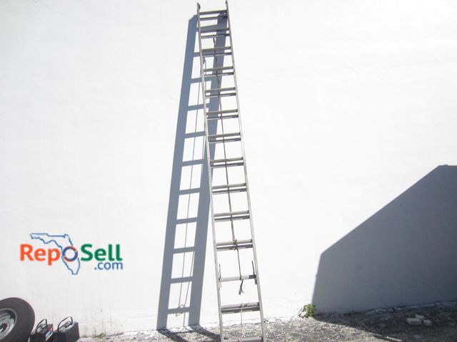 Lot 31-5289 - 25' Extendable Ladder