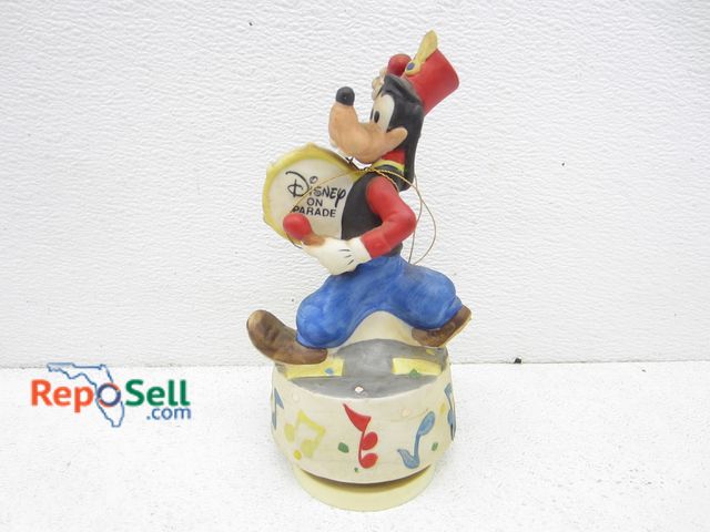 Lot 31-2295 - Vintage Walt Disney Magic Kingdom Goofy Figurine