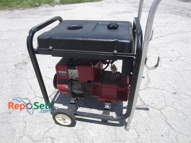 Lot 31-3153 - 5000 Watt Gas Generator - Has Compression