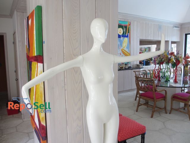 Lot 31-1120 - Full Size Woman Mannequin With Removable Arms On A Stand
