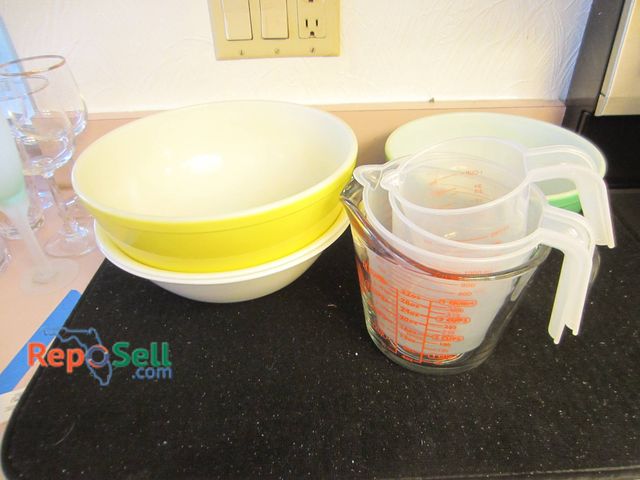Lot 31-8561 - Corelle And Pyrex Mixing Bowls And Measuring Cups