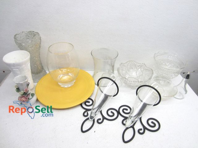 Lot 31-9282 - Glass Decor: Candle Stick Holders, Vases etc