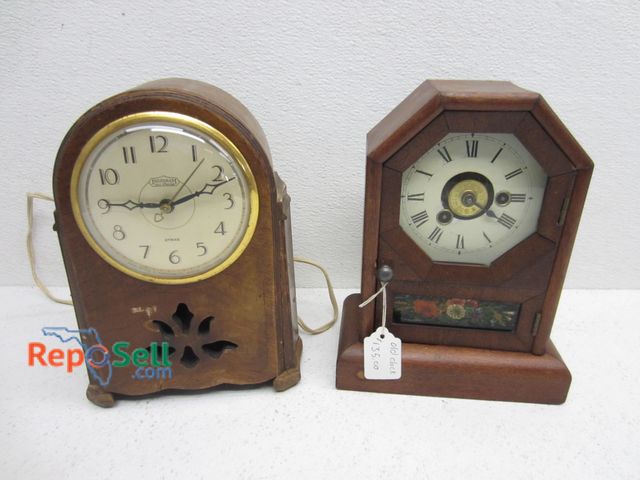 Lot 31-9172 - Ingraham Strike (Running) And Mantle Clock With Key Untested