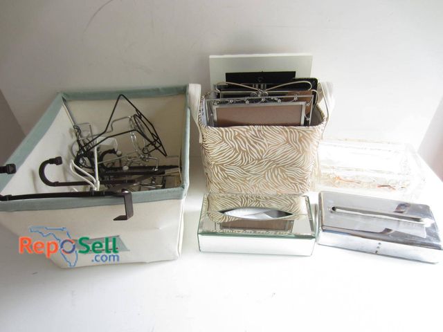 Lot 31-9304 - Home accessories including two decorative tissue boxes (one mirrored, one with embedded decorative e...