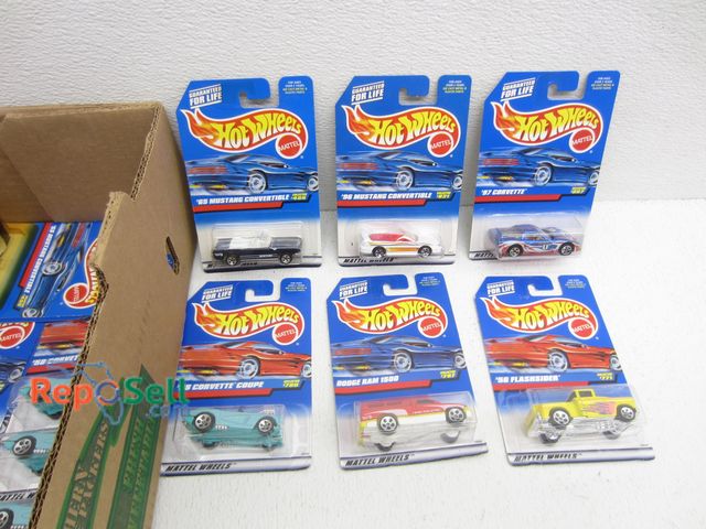 Lot 31-9389 - (35) Hot Wheels in Packaging