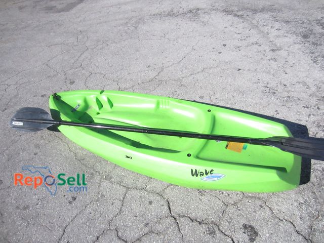 Lot 31-5290 - 6' L Child Size Kayak and Paddle