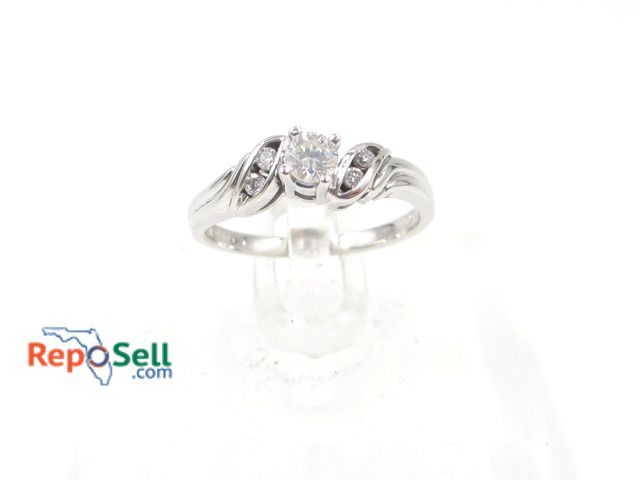 Lot 31-9004 - 10K White Gold .026ctw Diamond Ring Size 6 - 2.33g total