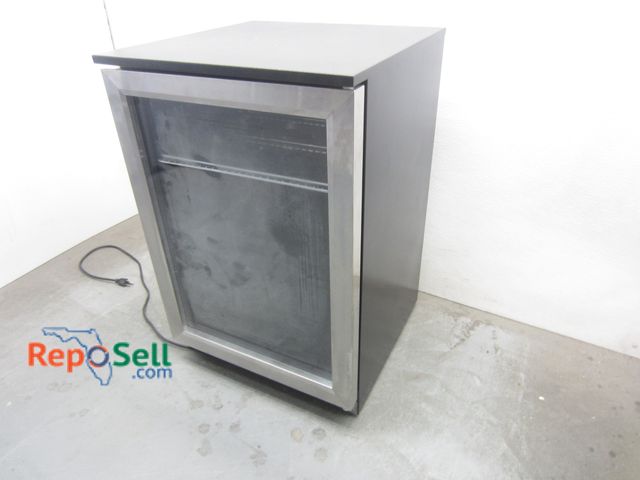 Lot 31-9331 - Wine/Beer Cooler 30"x20"x20" - Power On, Cools Down