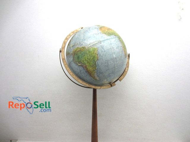 Lot 31-6091 - Stand Up Globe