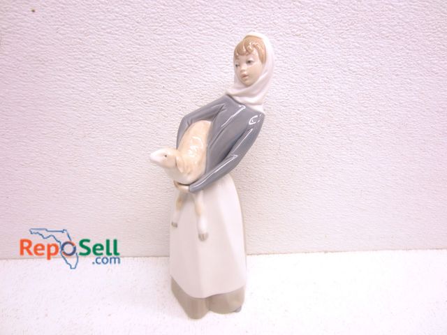 Lot 31-3285 - Lladro Girl with Lamb