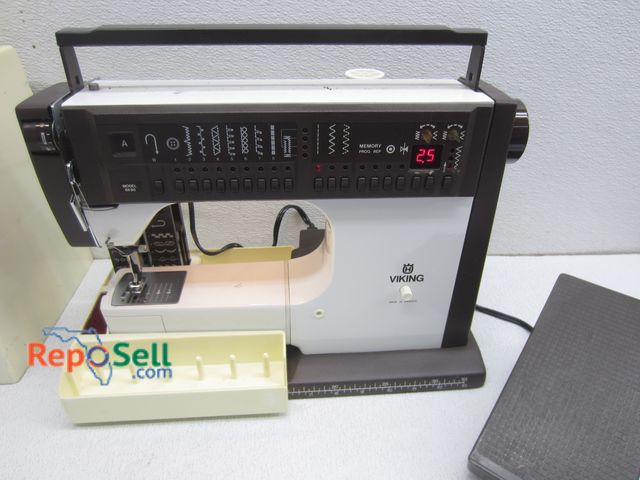 Lot 31-1270 - Vintage Viking Sewing Machine #6690 With Cover - Power On