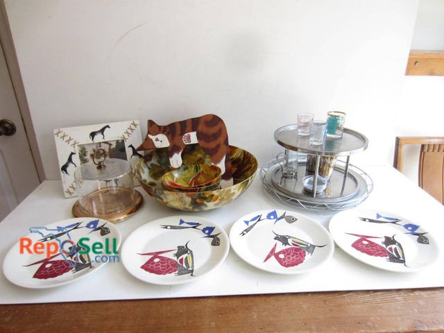 Lot 31-9158 - Kitchen Lot: including four ceramic plates with bird and fish motifs, plastic bowls with painted aut...