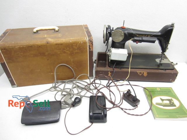 Lot 31-9409 - Singer Vintage/Antique Portable Sewing Machine w/ Carrying Case, Powers On