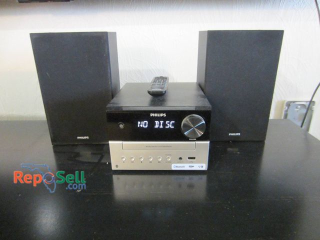 Lot 31-8653 - Philips Micro Music System M3205 With Bluetooth, CD, USB, FM And Remote - Power On