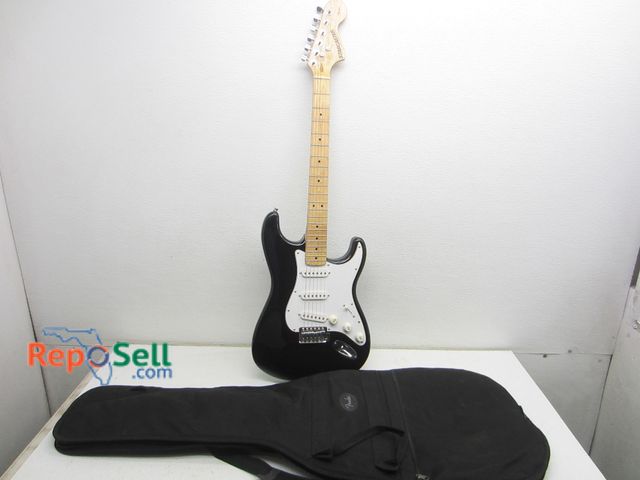 Lot 31-2283 - Electric Guitar Fender Stratocaster Electric Guitar w/ Soft Case