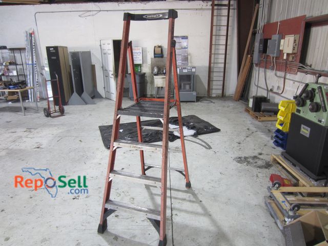Lot 31-8039 - Werner 81" Podium Fiberglass Ladder
