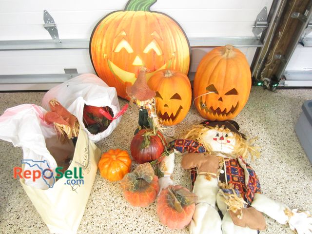 Lot 31-1421 - Halloween Decor