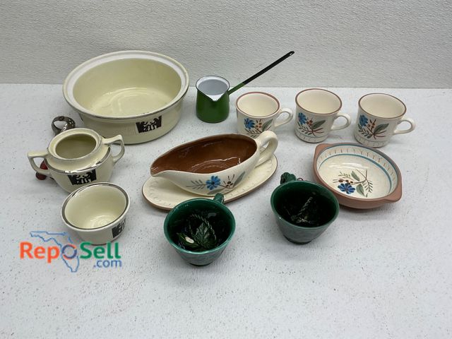 Lot 31-1423 - Pottery items including dinnerware and serving pieces marked 'Hall's Superior Quality Kitchenware' a...