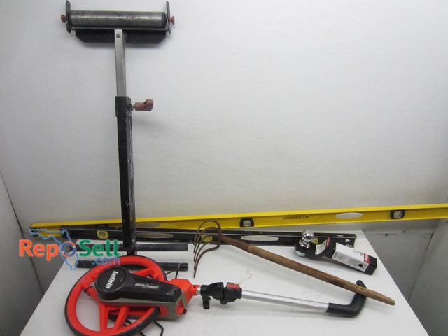 Lot 31-1129 - Lot of hand and yard tools: 2" Draw Kit, Measuring Wheel, Hoe, Level, etc.