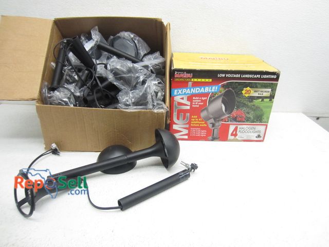 Lot 31-9402 - Lot of yard lights, some appear new
