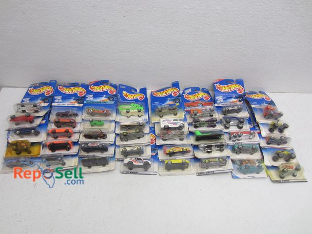 Lot 31-9217 - (40) Hot Wheels in Packaging