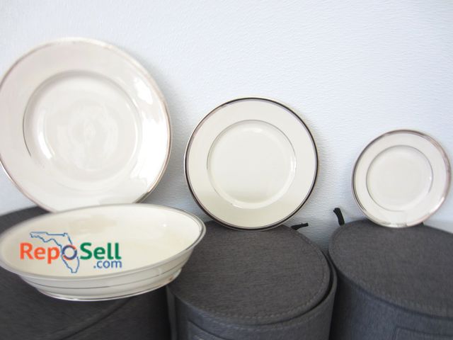 Lot 31-3019 - (36) Various Sized Dinner Plates "Franciscan Huntington" with Storage Case