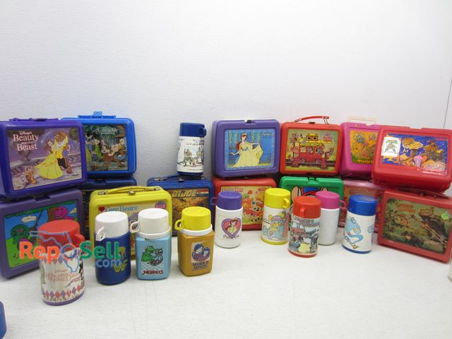Lot 31-5066 - Vintage Lunch Boxes and Thermos
