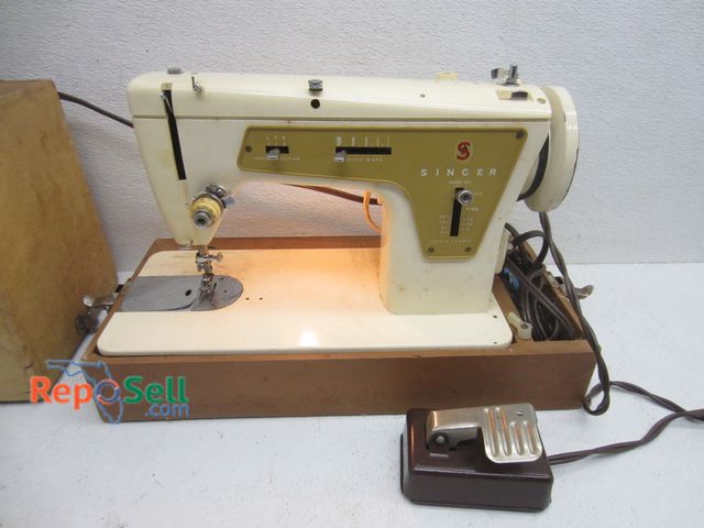 Lot 31-6074 - Vintage Singer Sewing Machine BZB60-8 - Power On, Ran When Tested