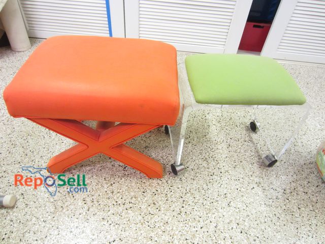Lot 31-1422 - (2) Stools, (1) Rolling