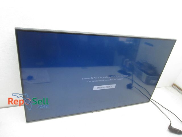 Lot 31-9492 - Samsung 43-inch TV powers on. UN43TU7070DF.