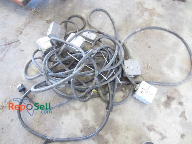 Lot 31-1046 - Lot of extension outlets
