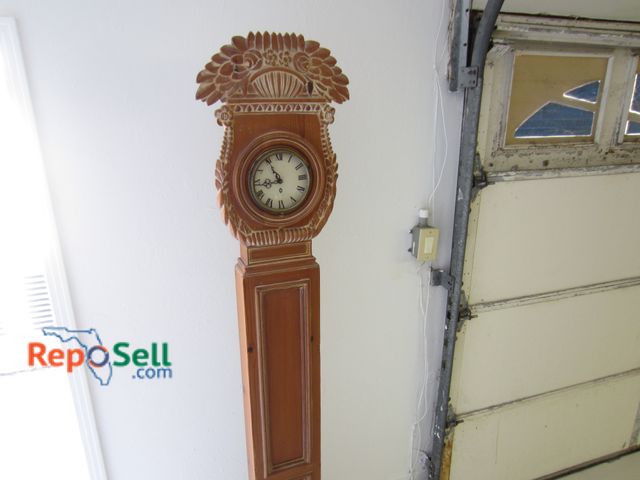 Lot 31-2559 - 80" Clock Made in Spain Quartz movement