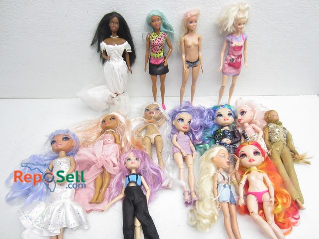Lot 31-5234 - Lot of Barbie Dolls and Other Dolls