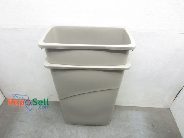 Lot 31-1419 - (2) Rubbermaid Plastic Trash Cans