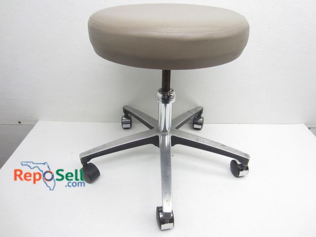 Lot 31-6462 - Midmark Tan Screw-Shaft Adjustable Height Exam Stool, Steel Base