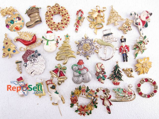 Lot 31-7466 - Vintage &amp; Contemporary Christmas Brooches