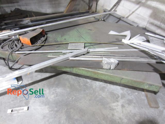 Lot 31-8320 - 4ft x 8ft Hydraulic Lift Table