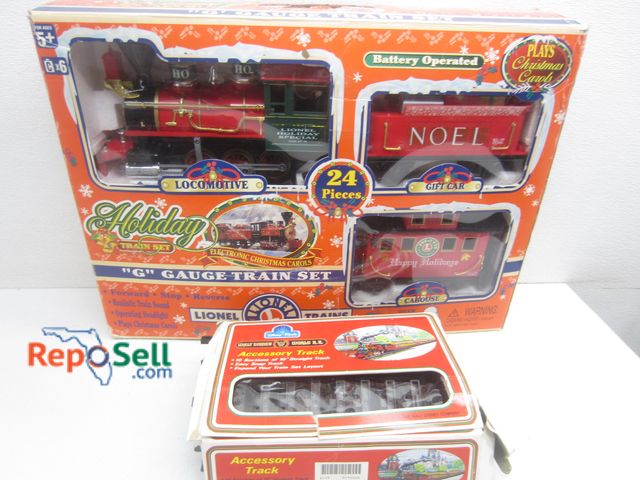 Lot 31-9225 - Lionel Holiday Train Set w/Extra Track