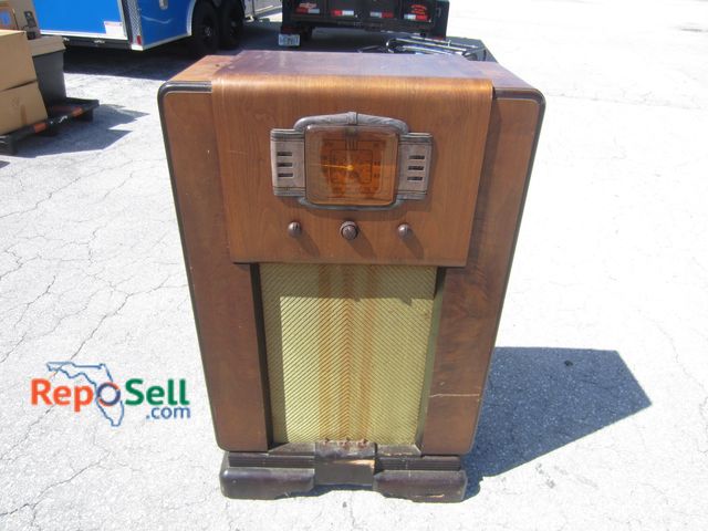 Lot 31-6289 - 1937 RCA Victor 810K1 Radio, 42x26x11.5" - Powers On