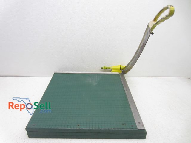 Lot 31-9483 - Heavy-duty paper cutter