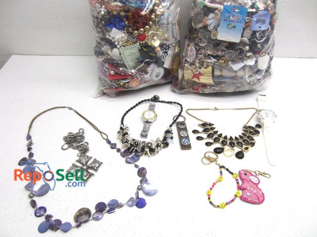 Lot 31-8374 - 30lbs Costume Jewelry, To Wear And Repair - Some Vintage