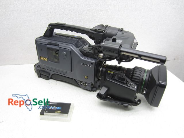 Lot 31-5248 - Sony Camera with Case ( powers on) - DSR 390 w/32GB card