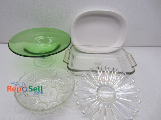 Lot 31-8415 - Lot of Glassware: Serving Dishes, Baking Pans, etc.